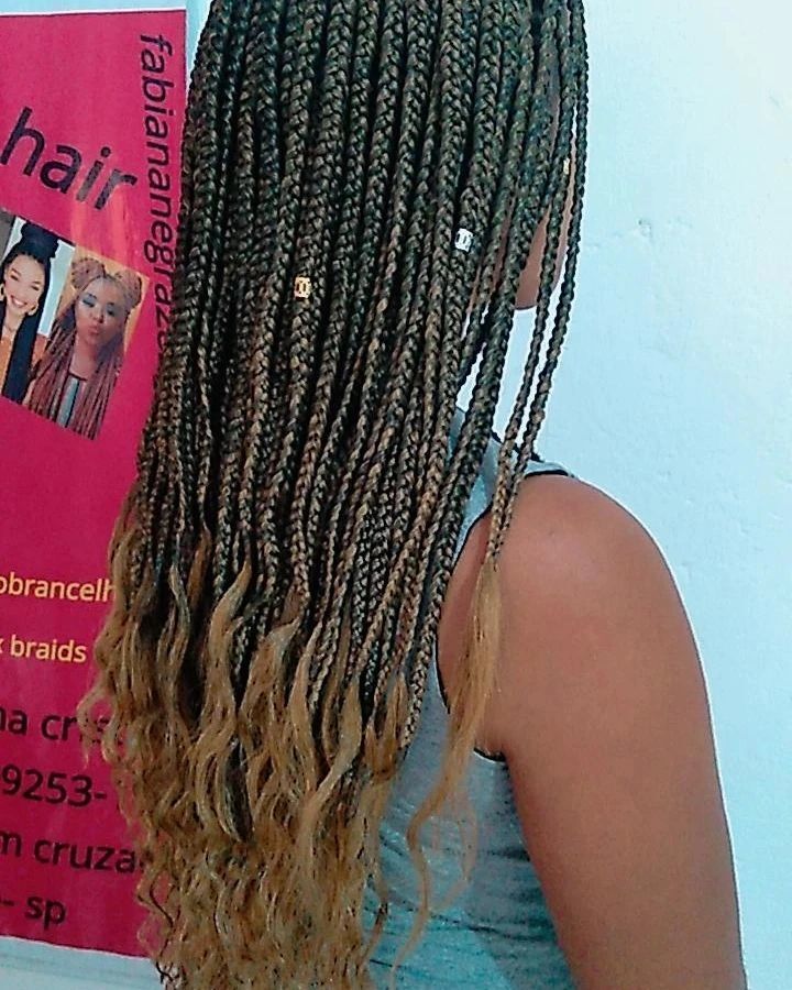 mulher de lado mostrando cabelo com box braids