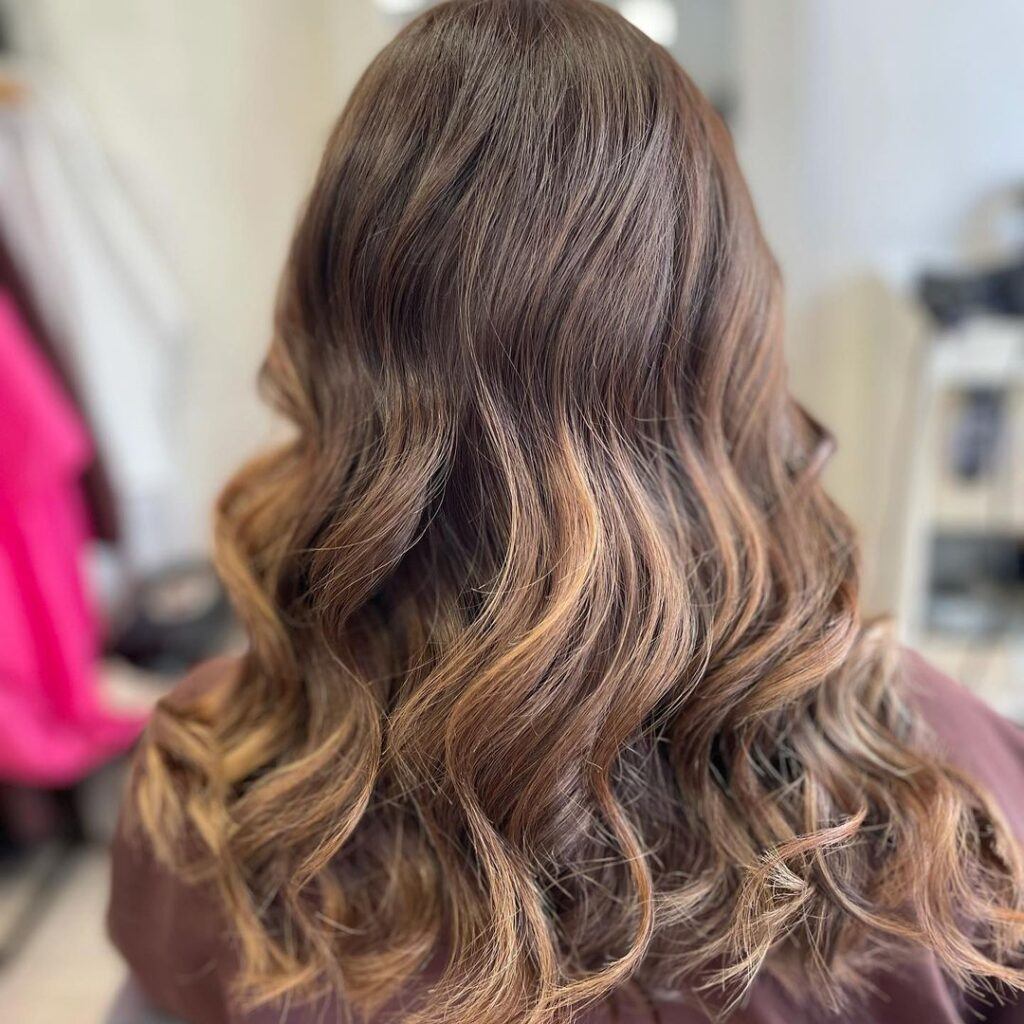 mulher de costas mostrando o cabelo