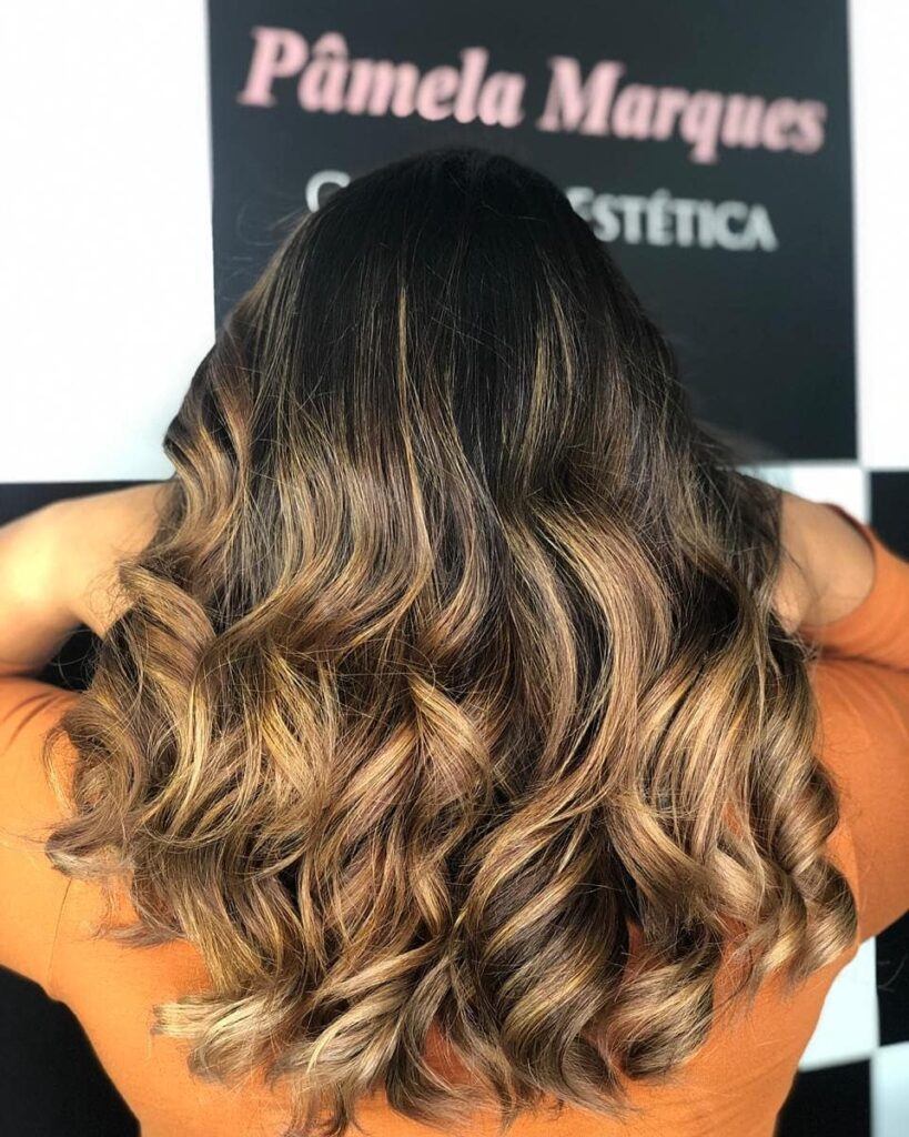 ulher de costas mostrando o cabelo com ombré hair mel
