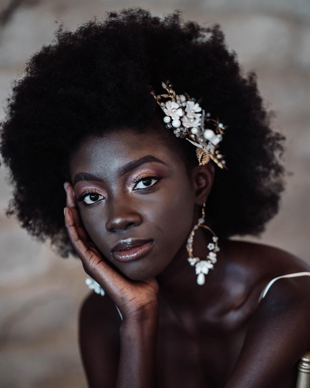 mulher com cabelo crespo black power com acessório