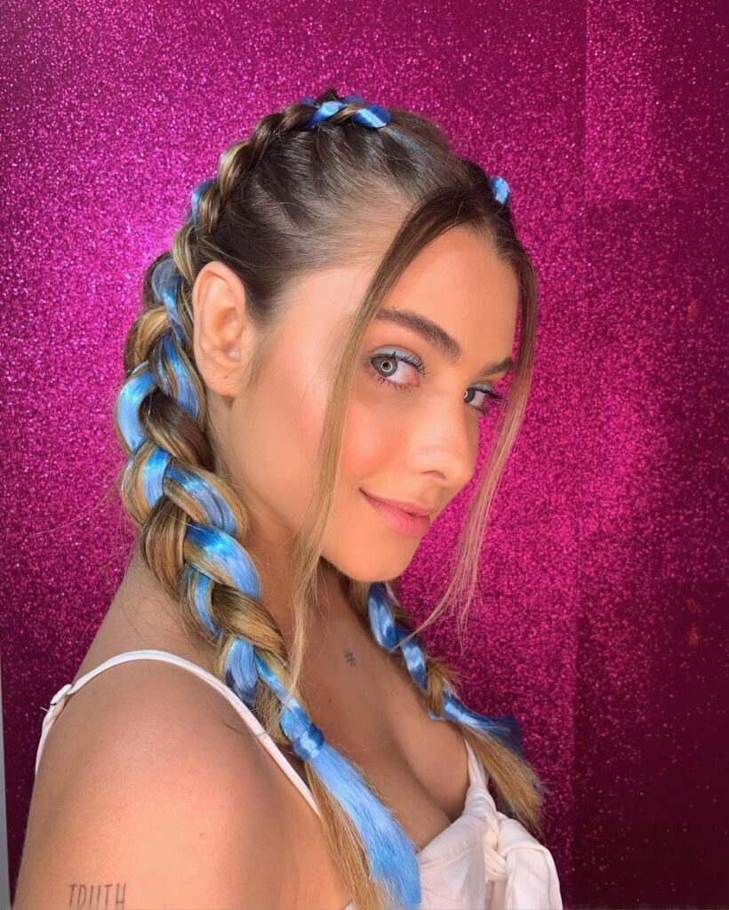penteado-com-mecha-colorida-para-copa-do-mundo