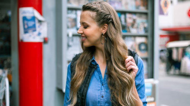 Cabelo liso com lateral presa com twist