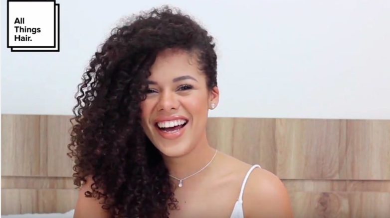 Rayza Nicácio com o penteado lateral para cabelo cacheado
