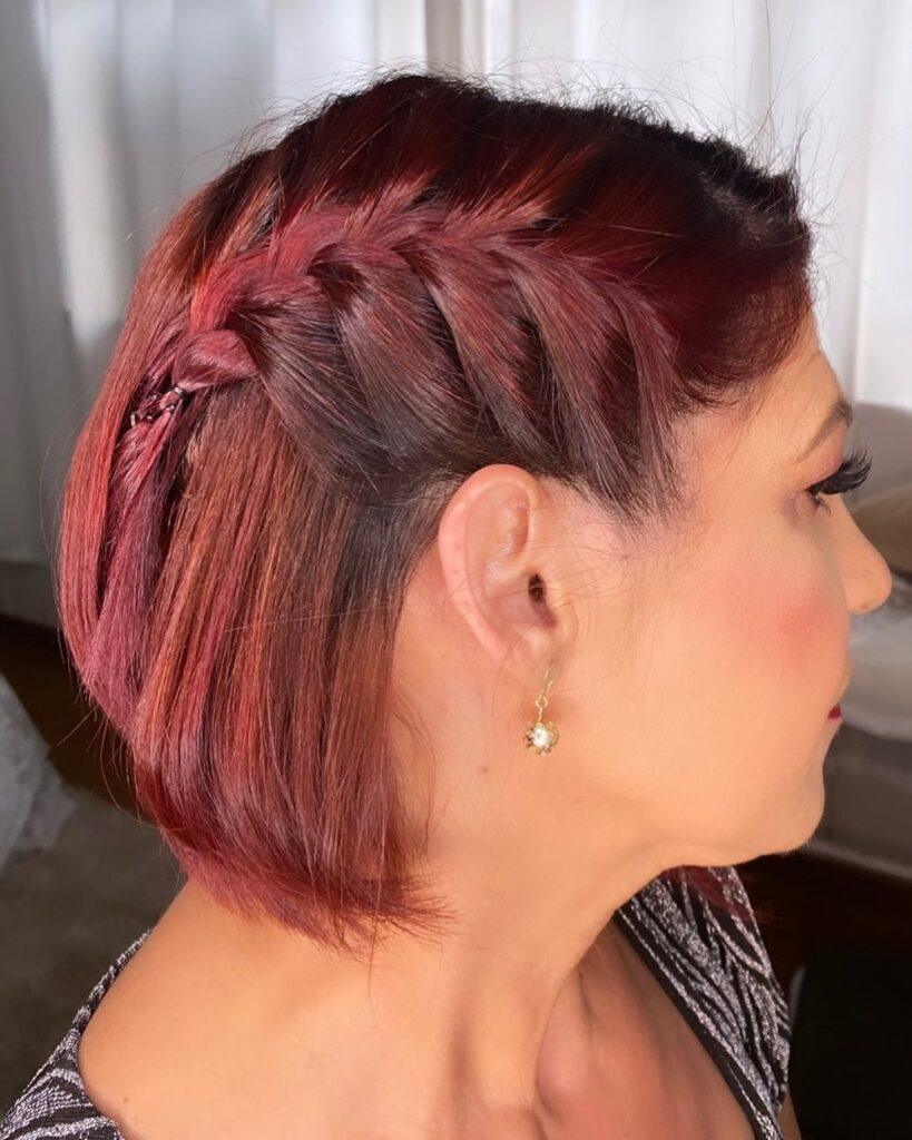 mulher de lado com penteado de trança lateral embutida em cabelo curto
