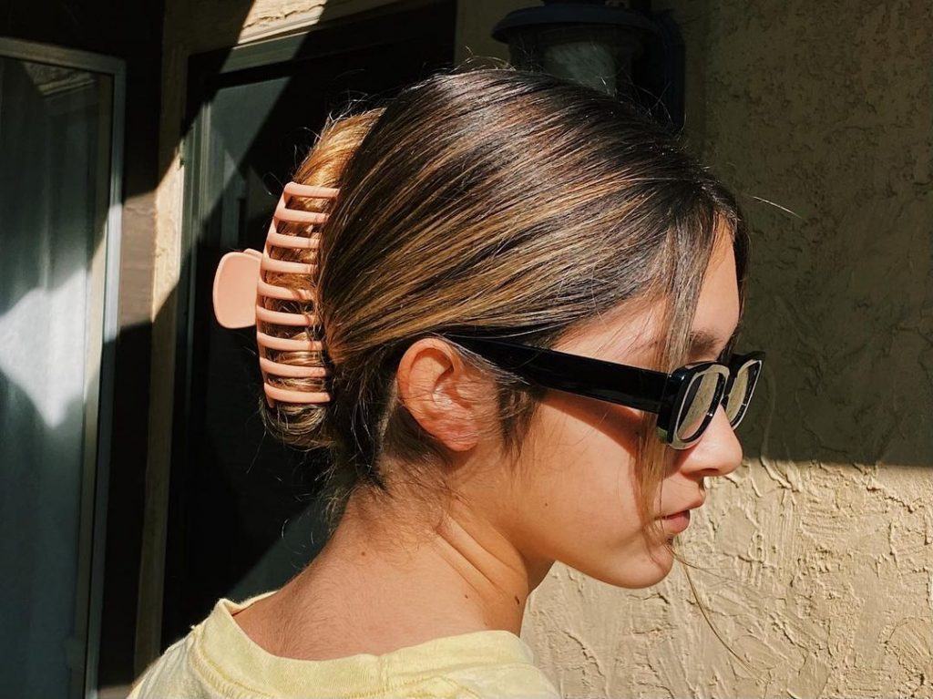 Mulher com coque preso com piranha de cabelo