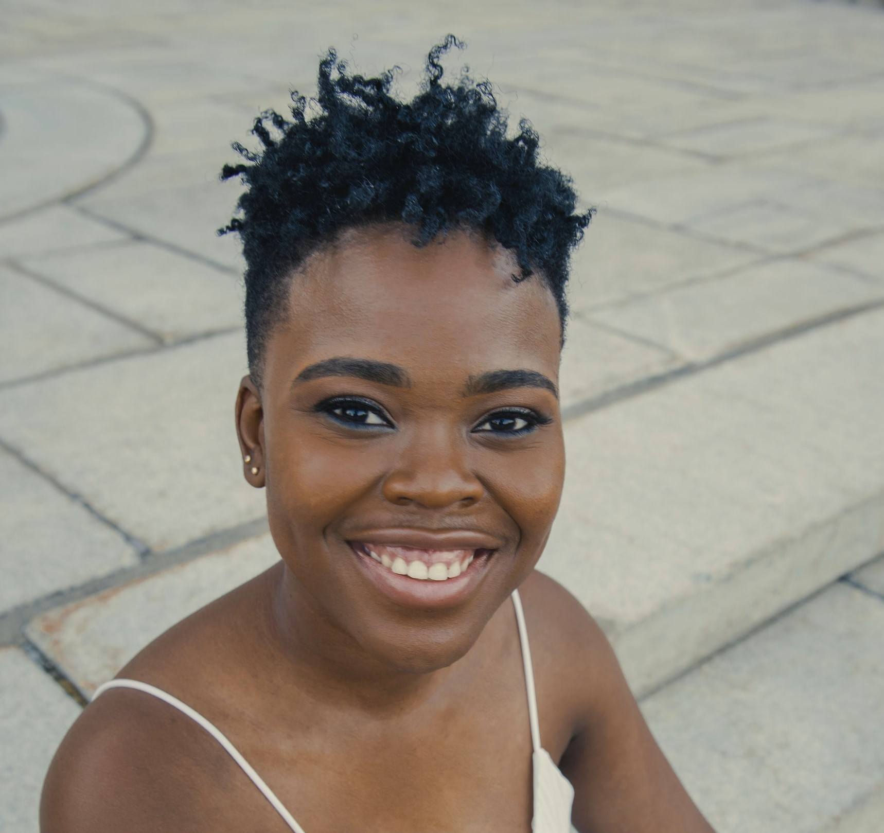 mulher com corte pixie cut cacheado no cabelo