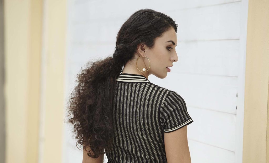 modelo de rabo de cavalo torcido para cabelo cacheado