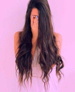 Mulher com cabelo longo ondulado