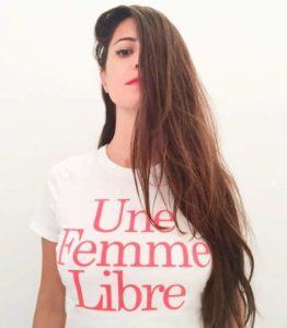 Mulher com cabelo longo no rosto