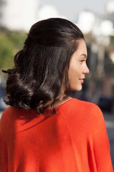 Mulher com cabelo castanho ilustra matéria sobre tabela de cores de cabbelo