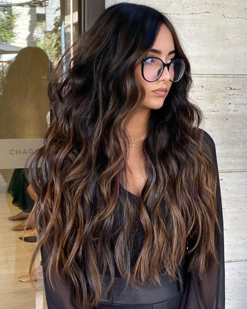 Mulher óculos no salão com cabelo longo em tons de castanho escuro café e chocolate