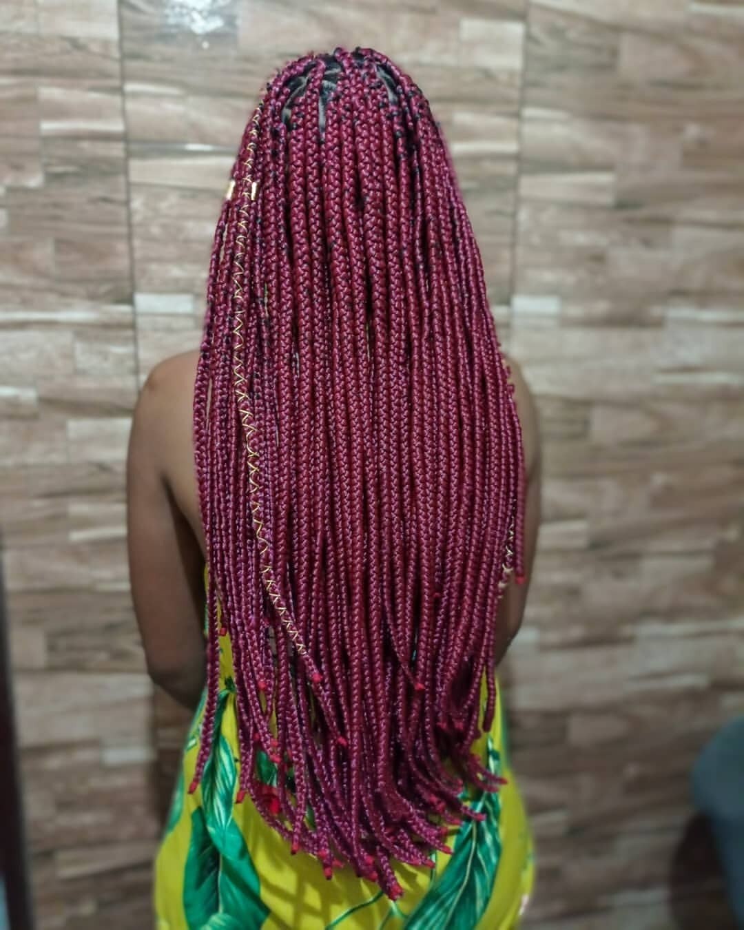 Mulher posa de costas com tranças kanekalon rosas ou roxas longas