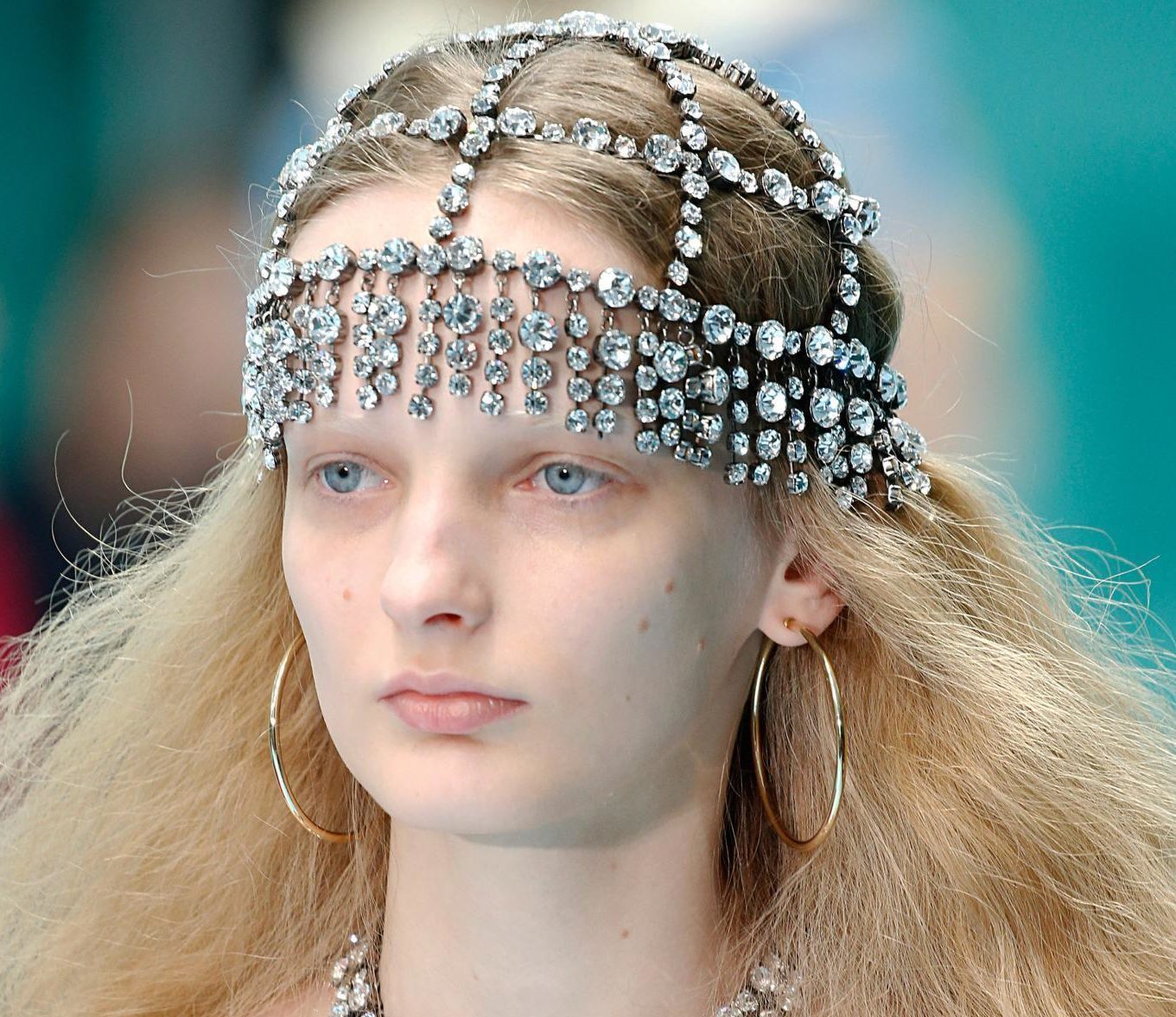 Cabelo liso enfeitado com tiara de brilhantes em forma de rede e franjas
