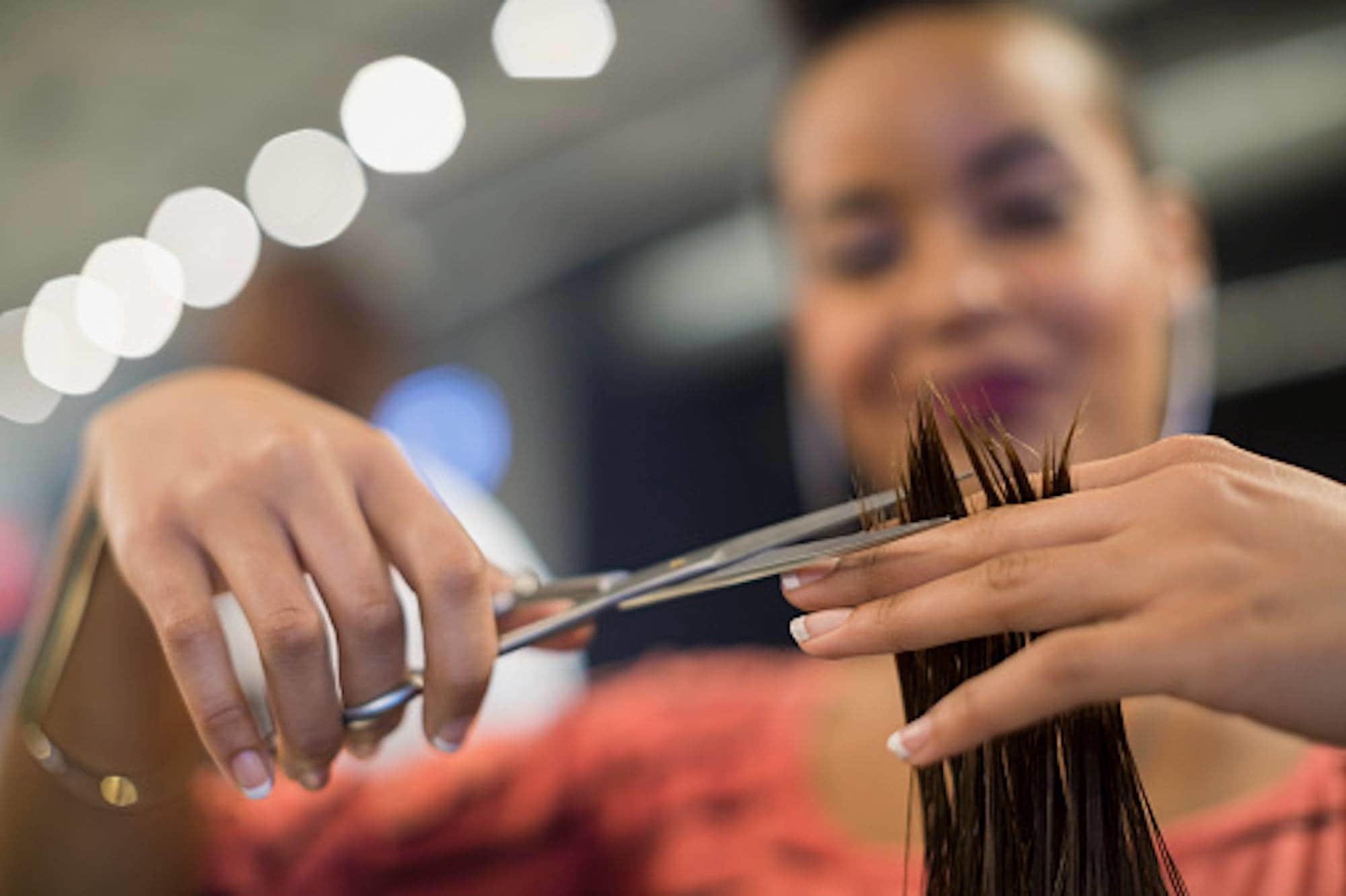 Cabeleireira cortando as pontas de cabelo