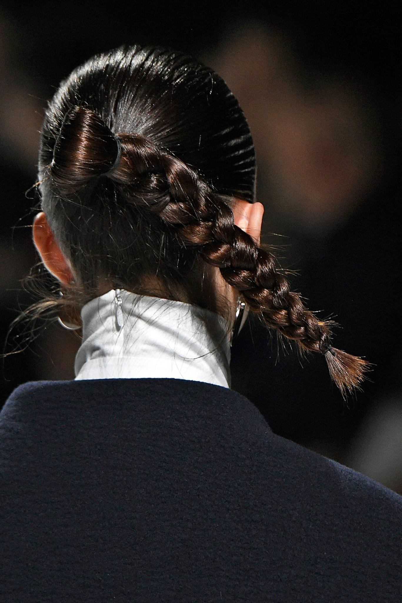 Cabelo liso preso com trança no rabo de cavalo