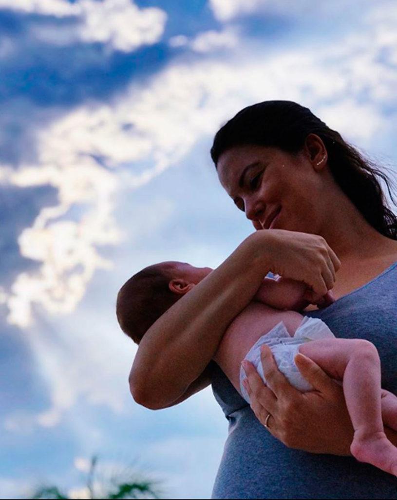 Juliana Goes segurando seu filho