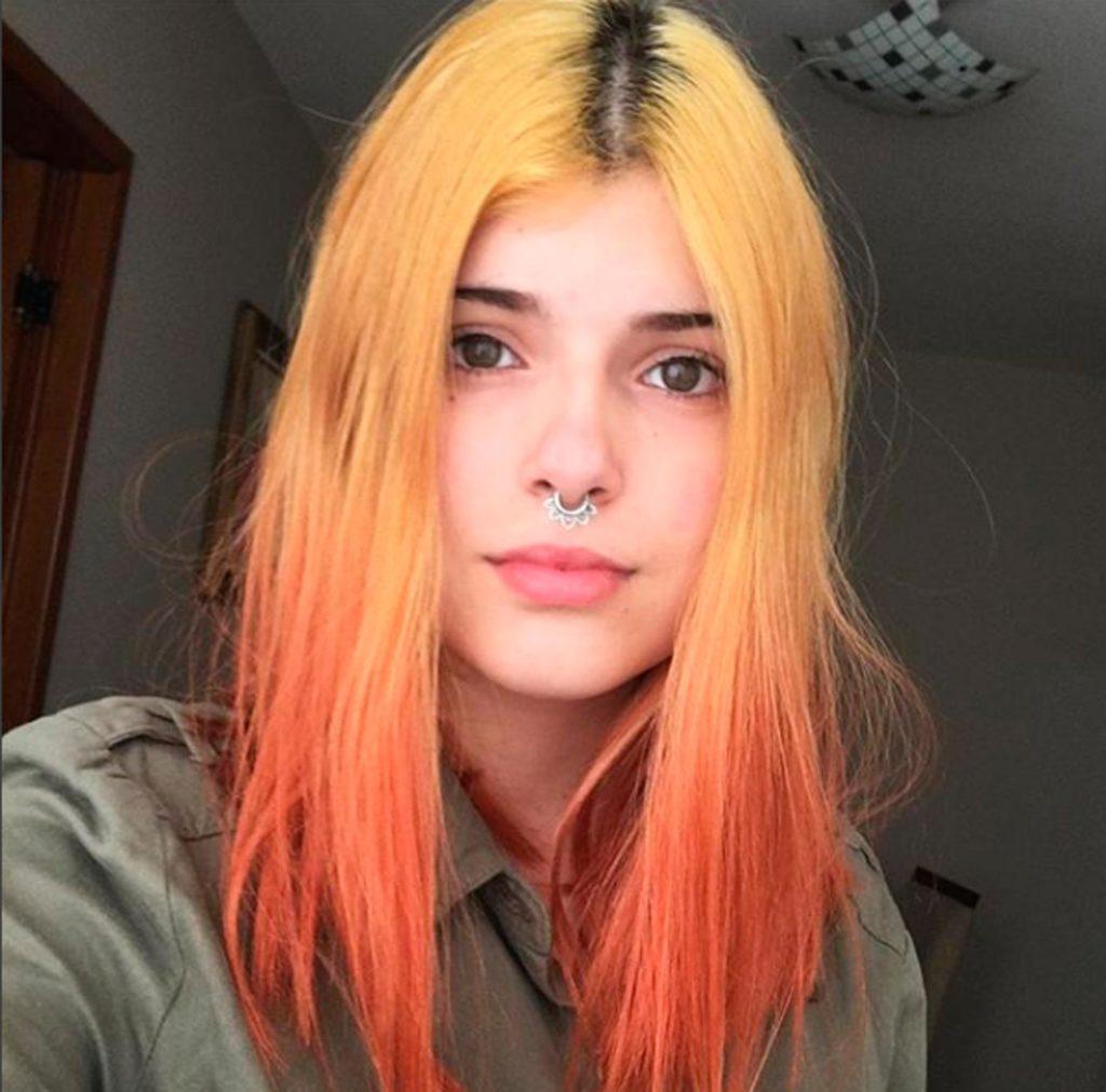 foto da Julia Pontes com cabelo colorido