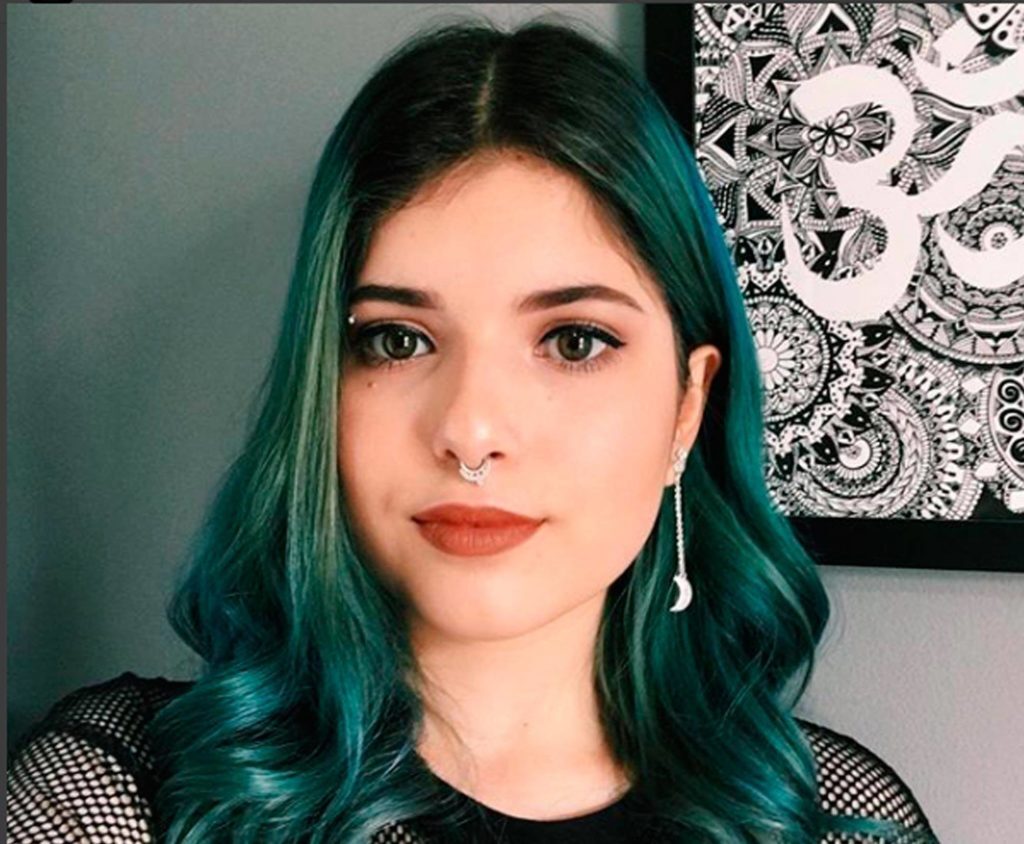 foto da Julia Pontes com cabelo colorido