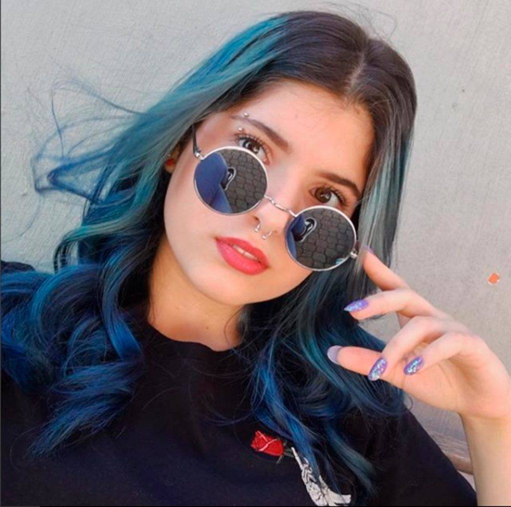 foto da Julia Pontes com cabelo colorido