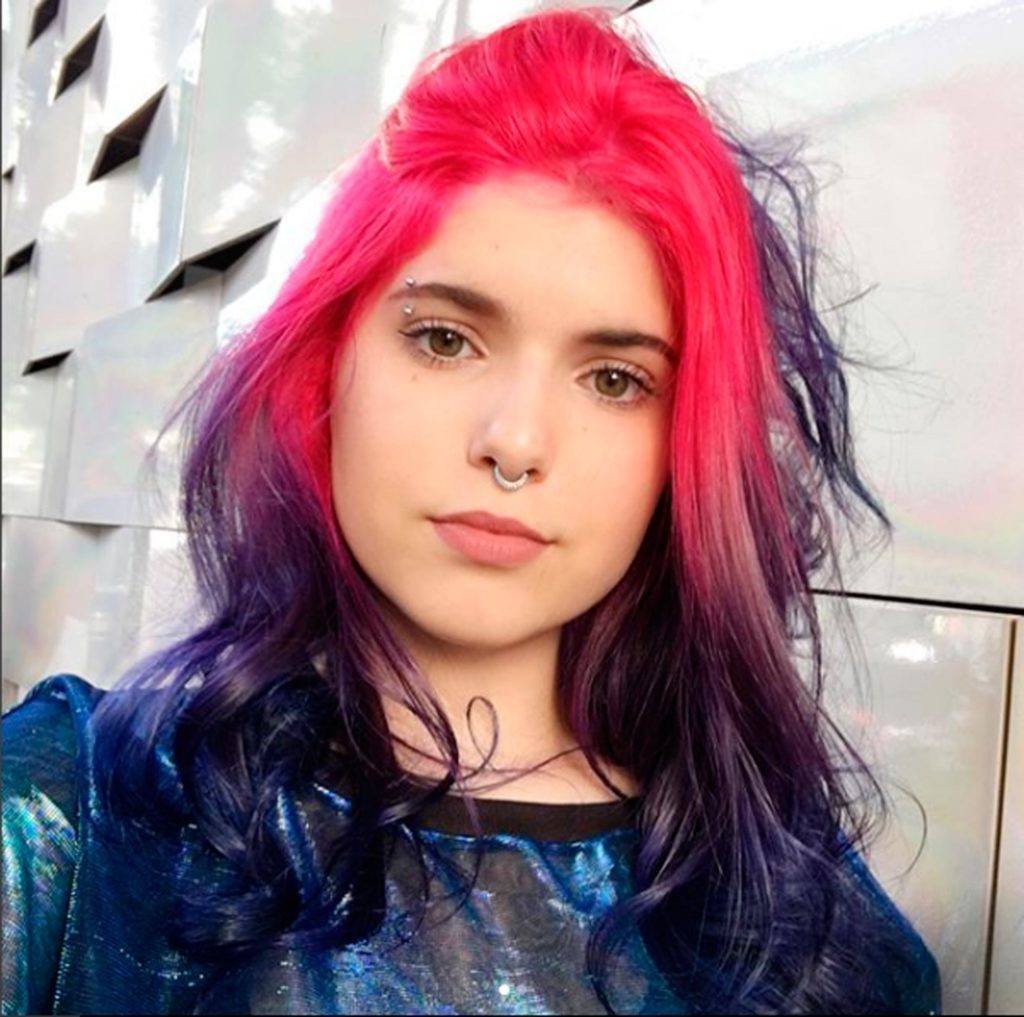 foto da Julia Pontes com cabelo colorido
