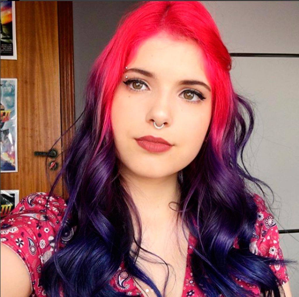 foto da Julia Pontes com cabelo colorido