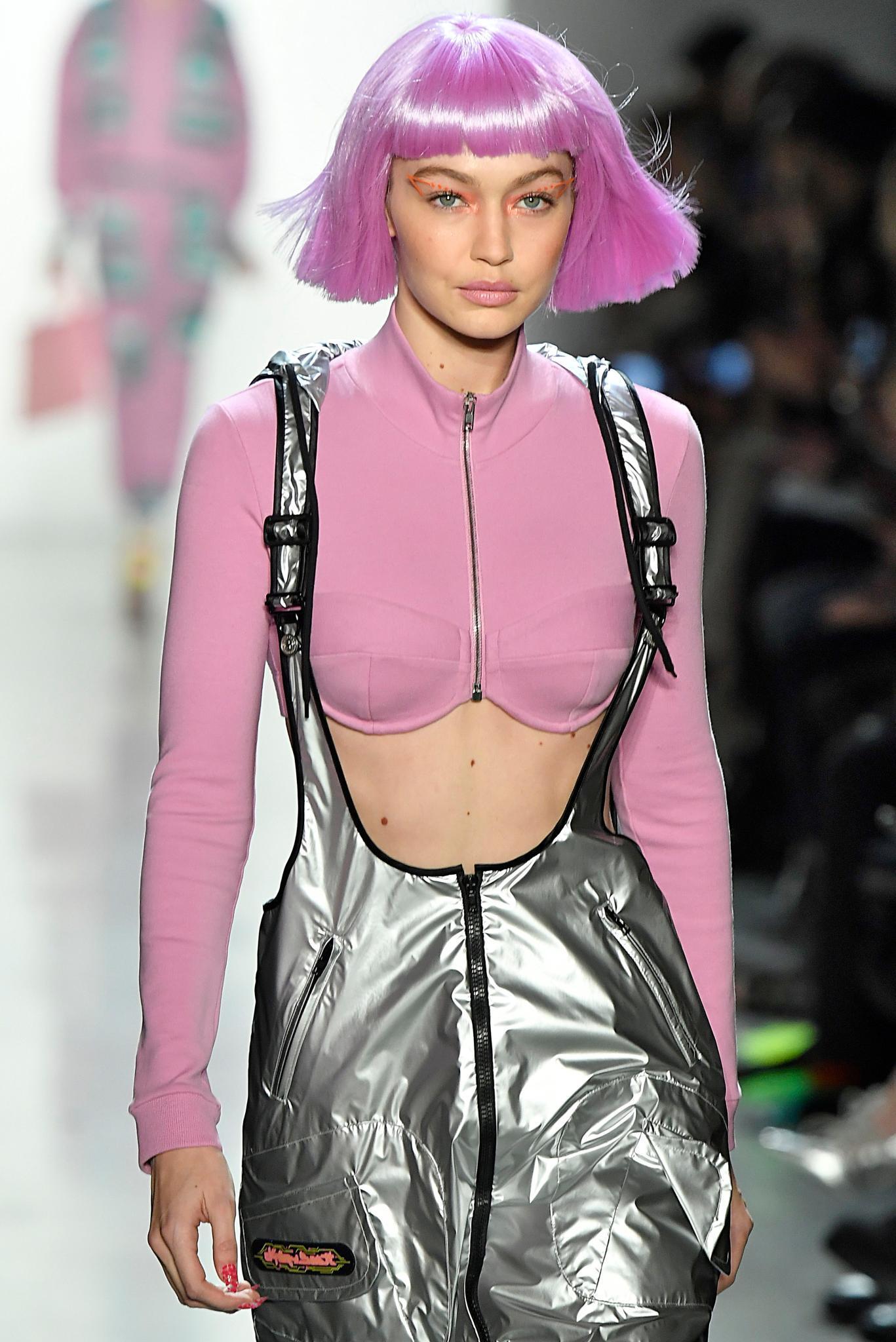 Mulher com peruca cor-de-rosa