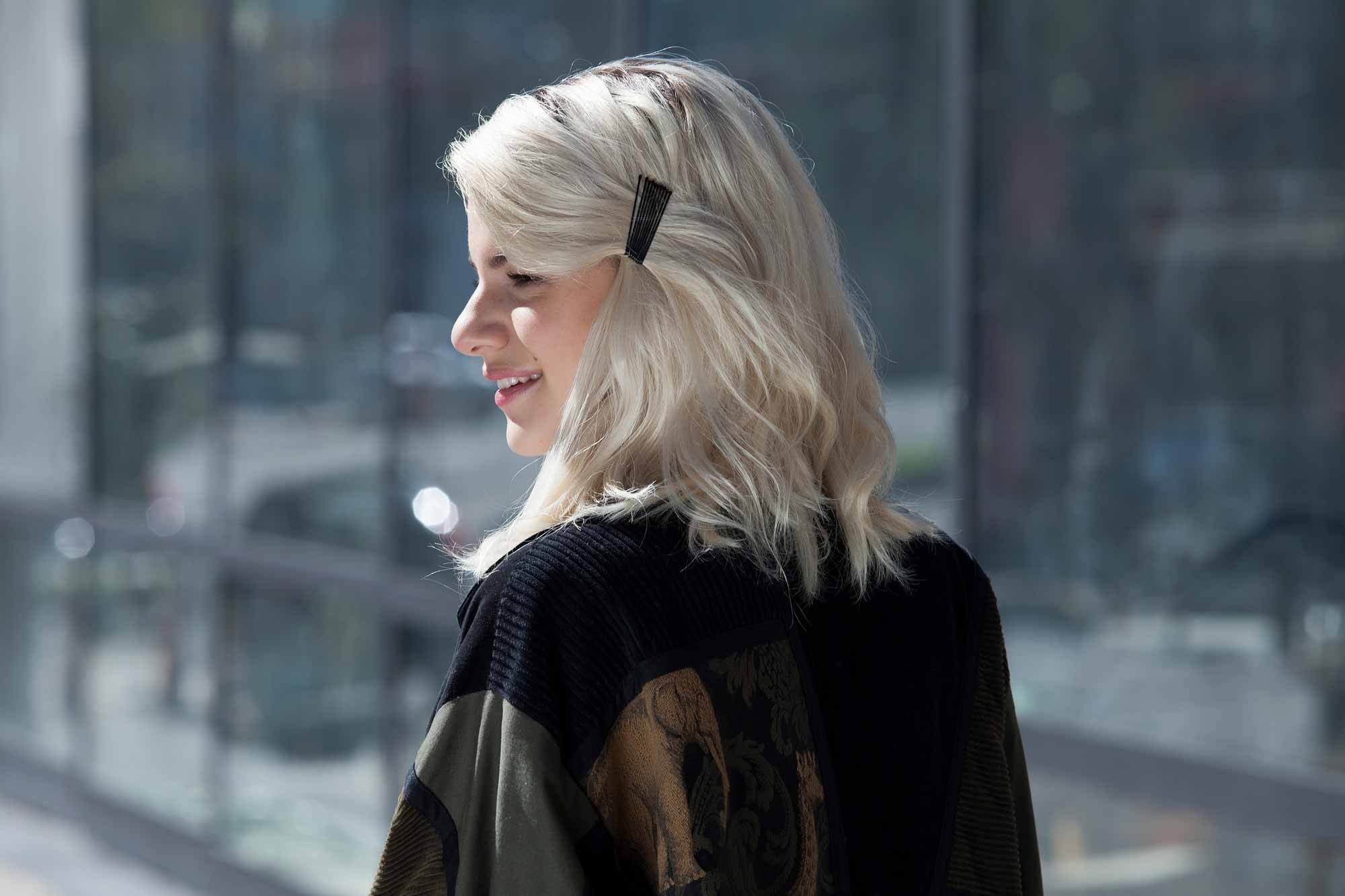 Cabelo liso platino na altura dos ombros
