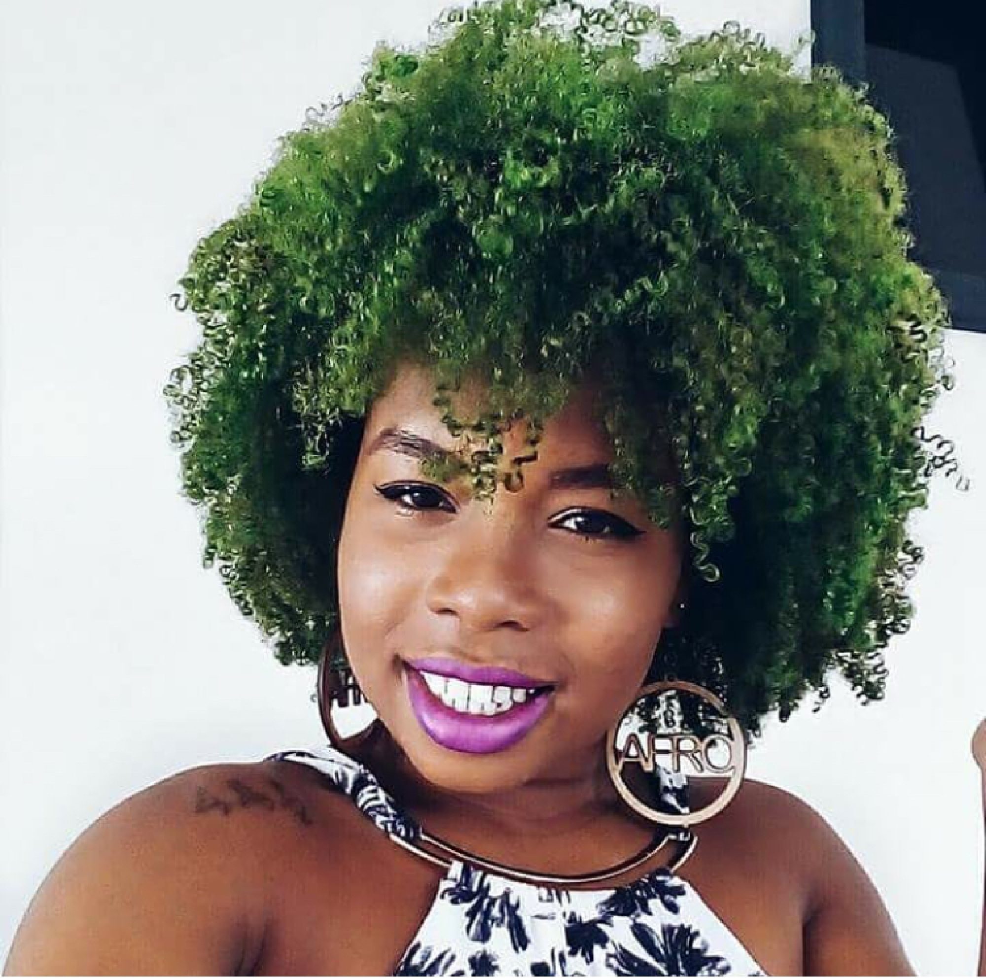 Cabelo crespo black power verde