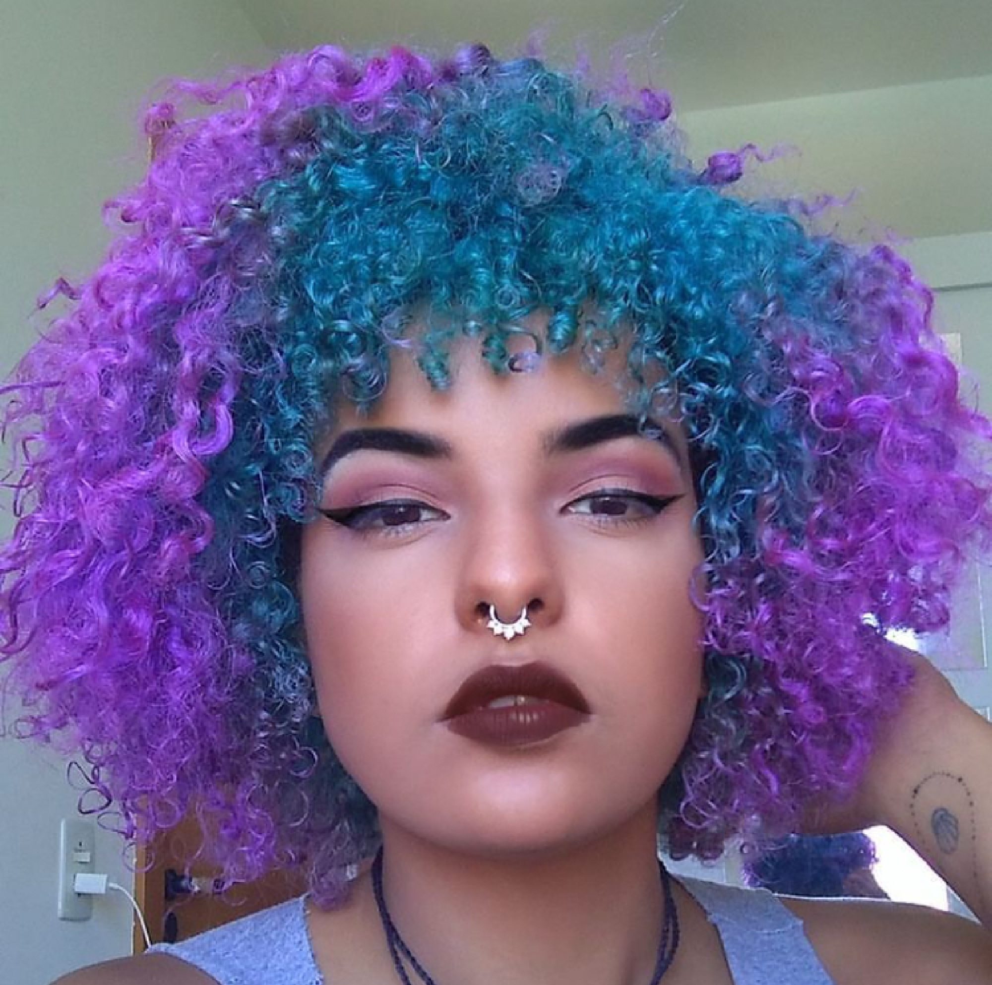 Cabelo crespo black power azul e roxo