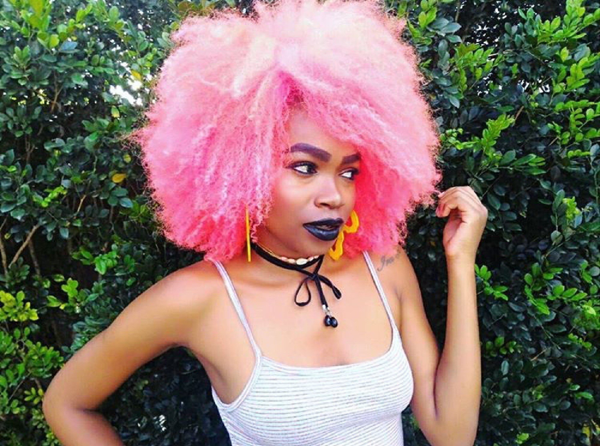 Mulheres negras com cabelo colorido: 10 inspirações para você mudar de visual!