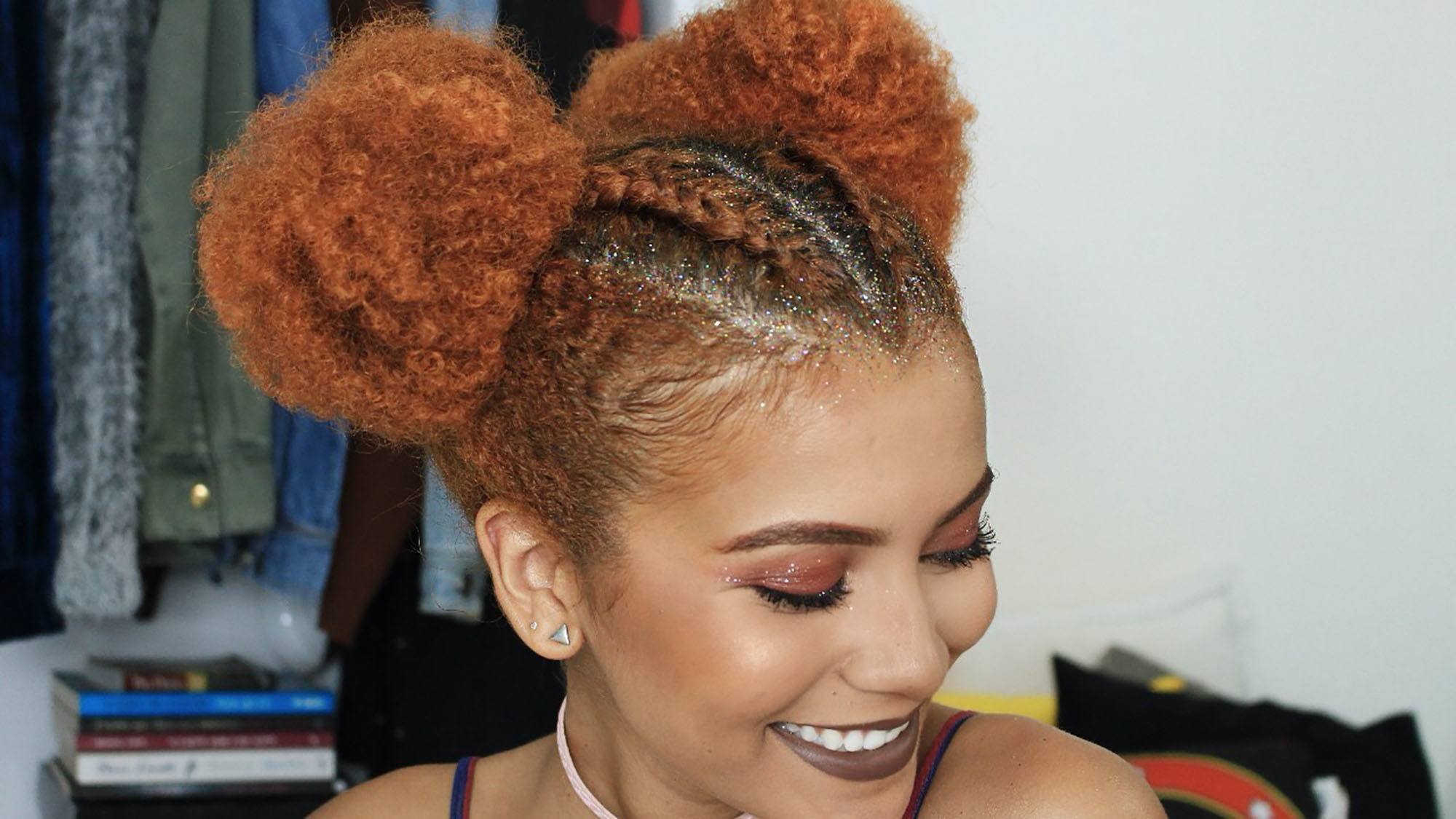modelo com penteado para festival para cabelo crespo