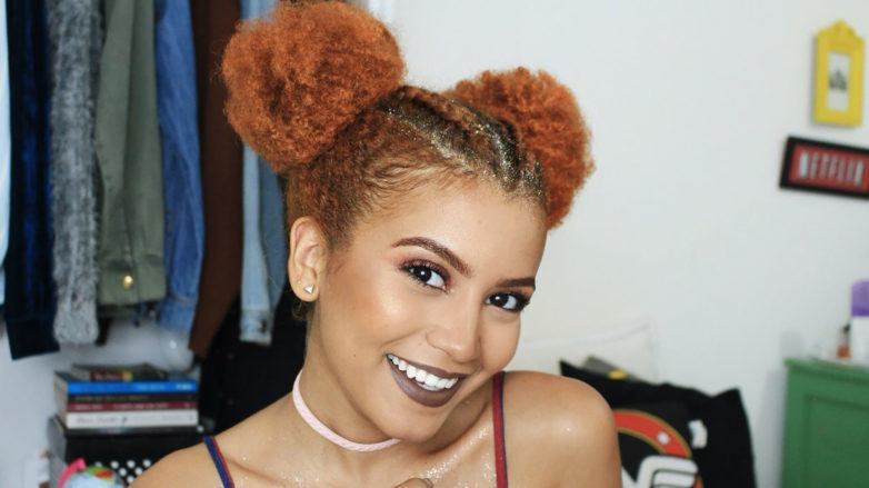 Mulher com duplo afro puff com trança