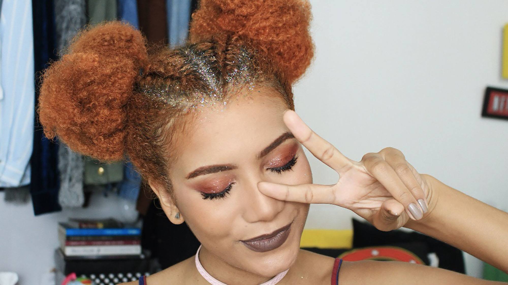 modelo com penteado para festival para cabelo crespo