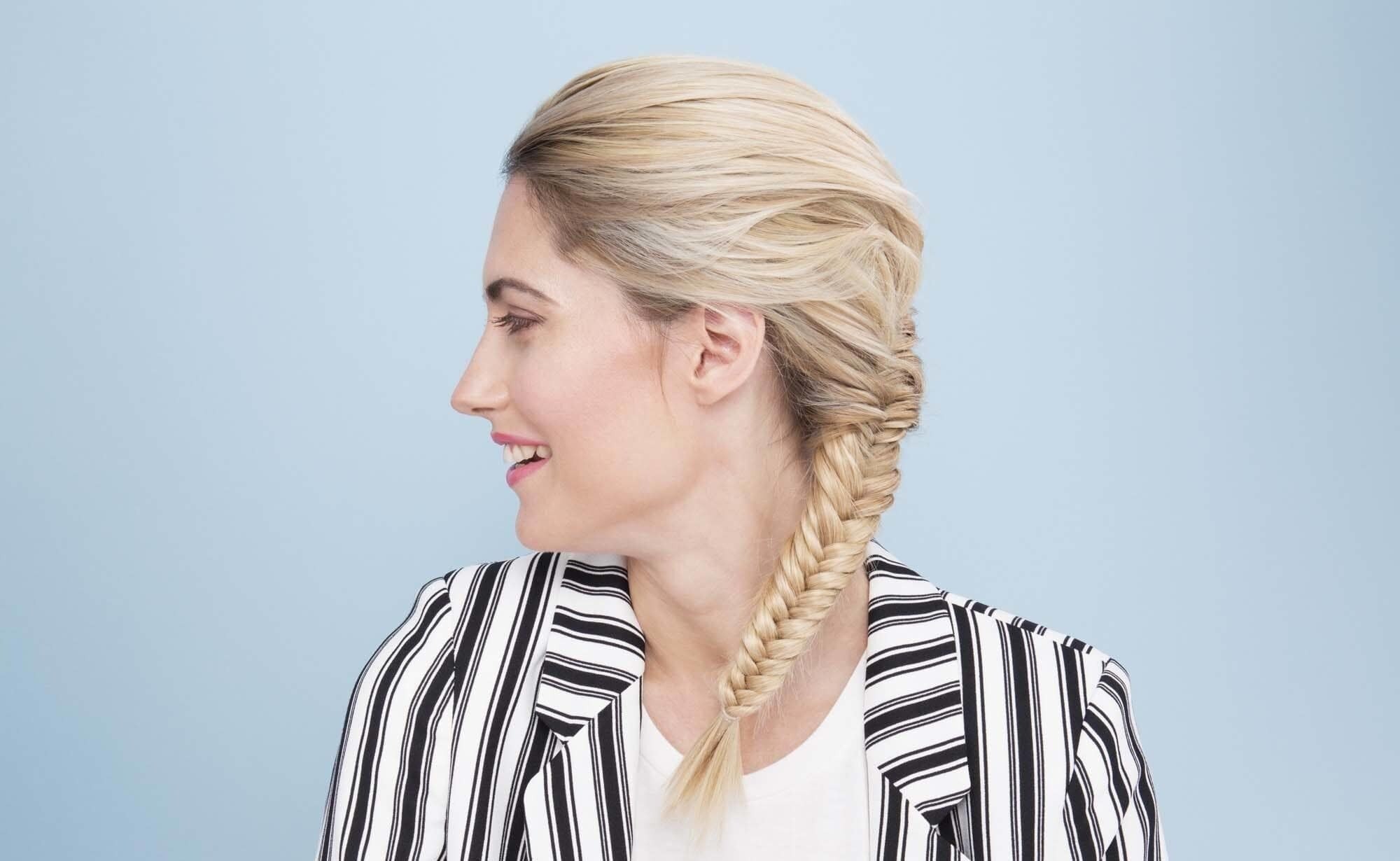 modelo com um dos penteados com shampoo seco