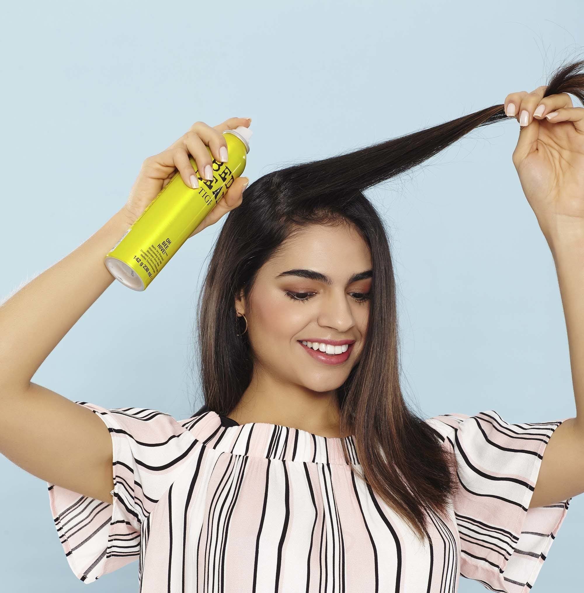 modelo ilustra matéria sobre penteados com shampoo seco