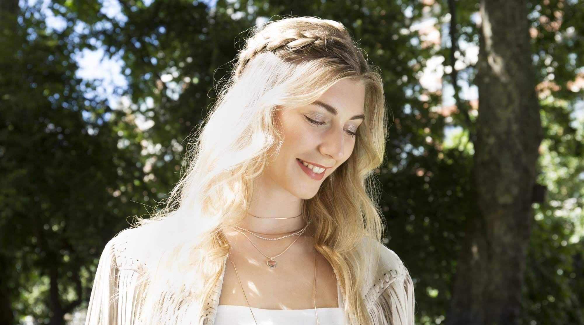 Cabelo loiro liso com peteado de tiara de trança