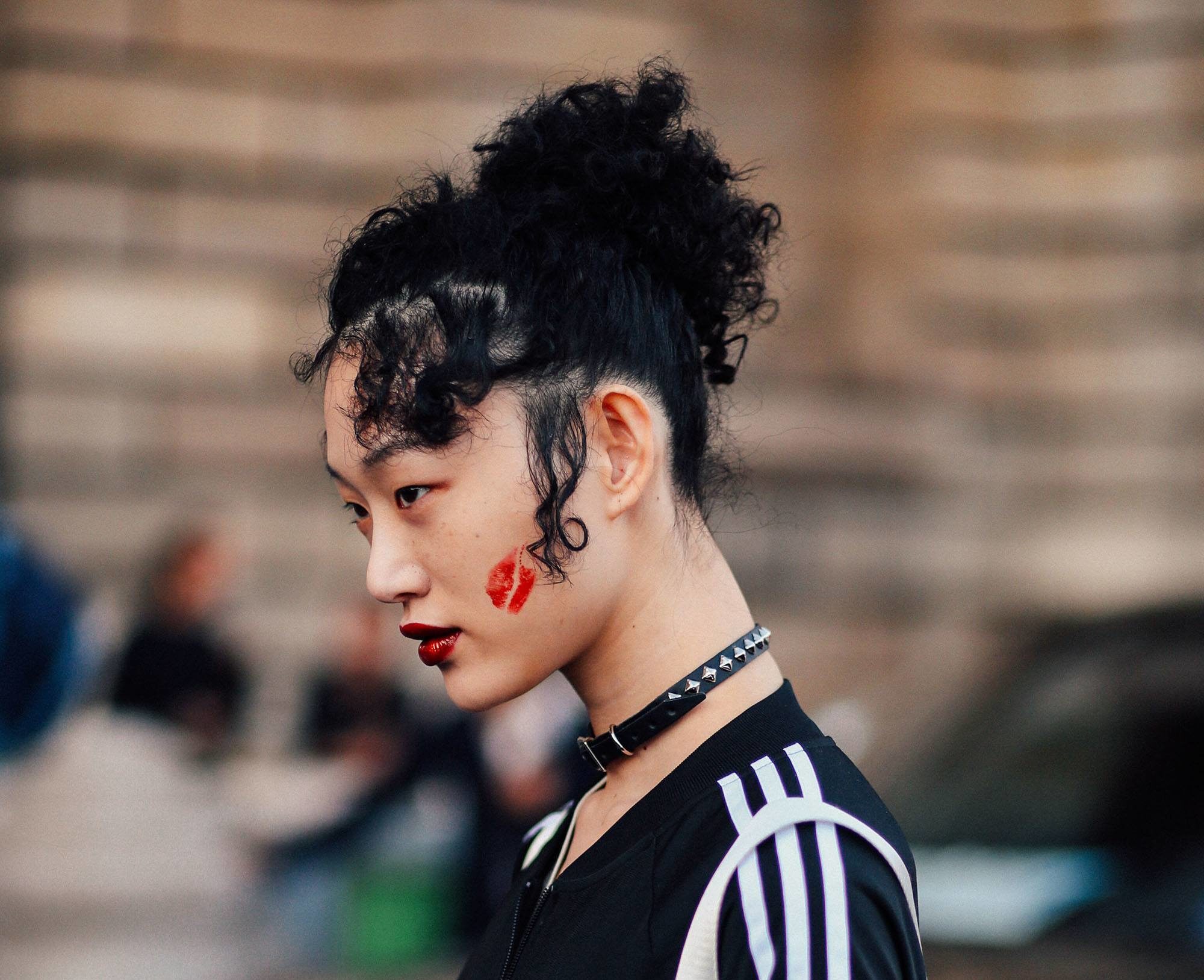 modelo com uns dos penteados para festival de música 2018