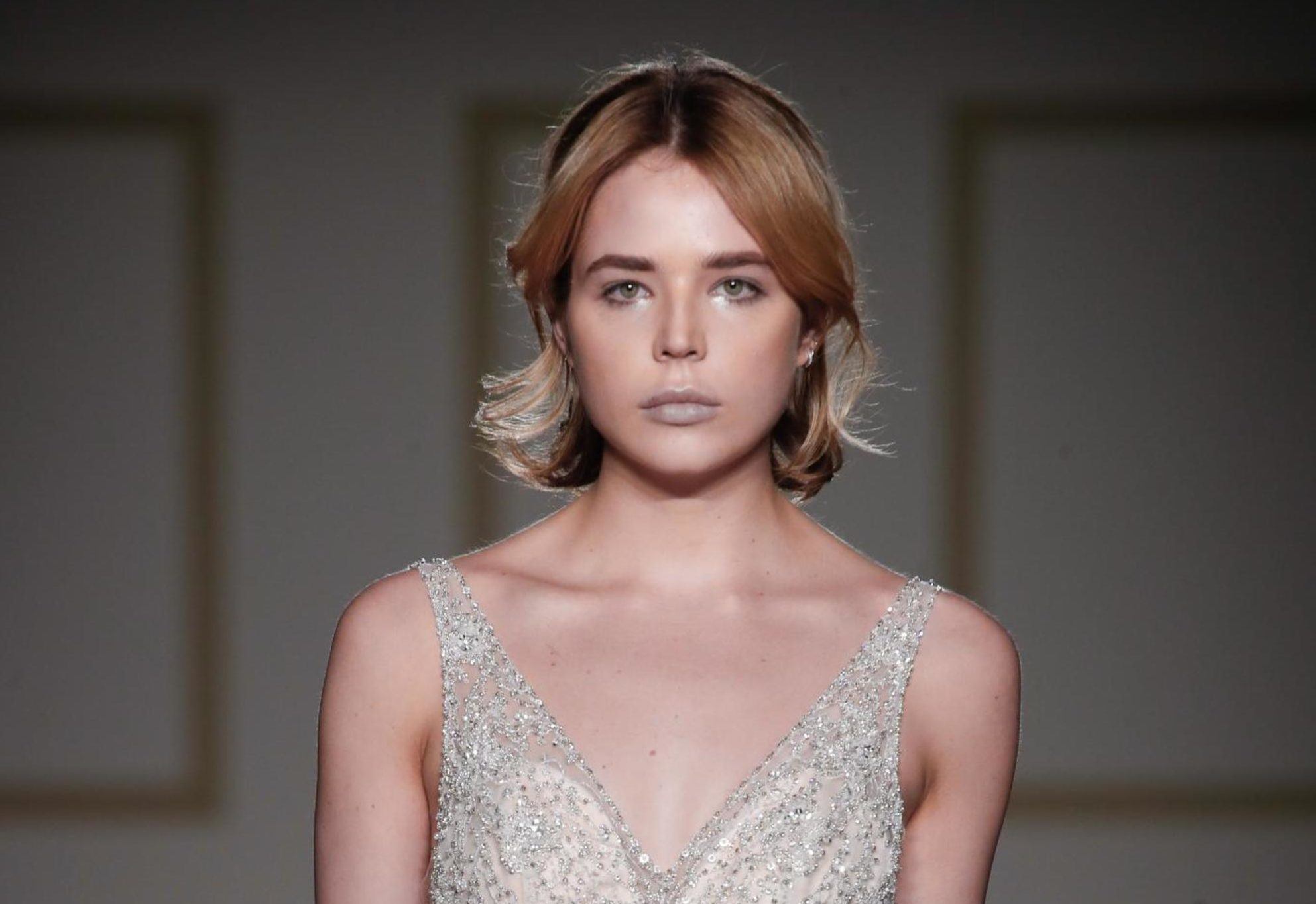 modelo com um dos penteados para noivas loiras