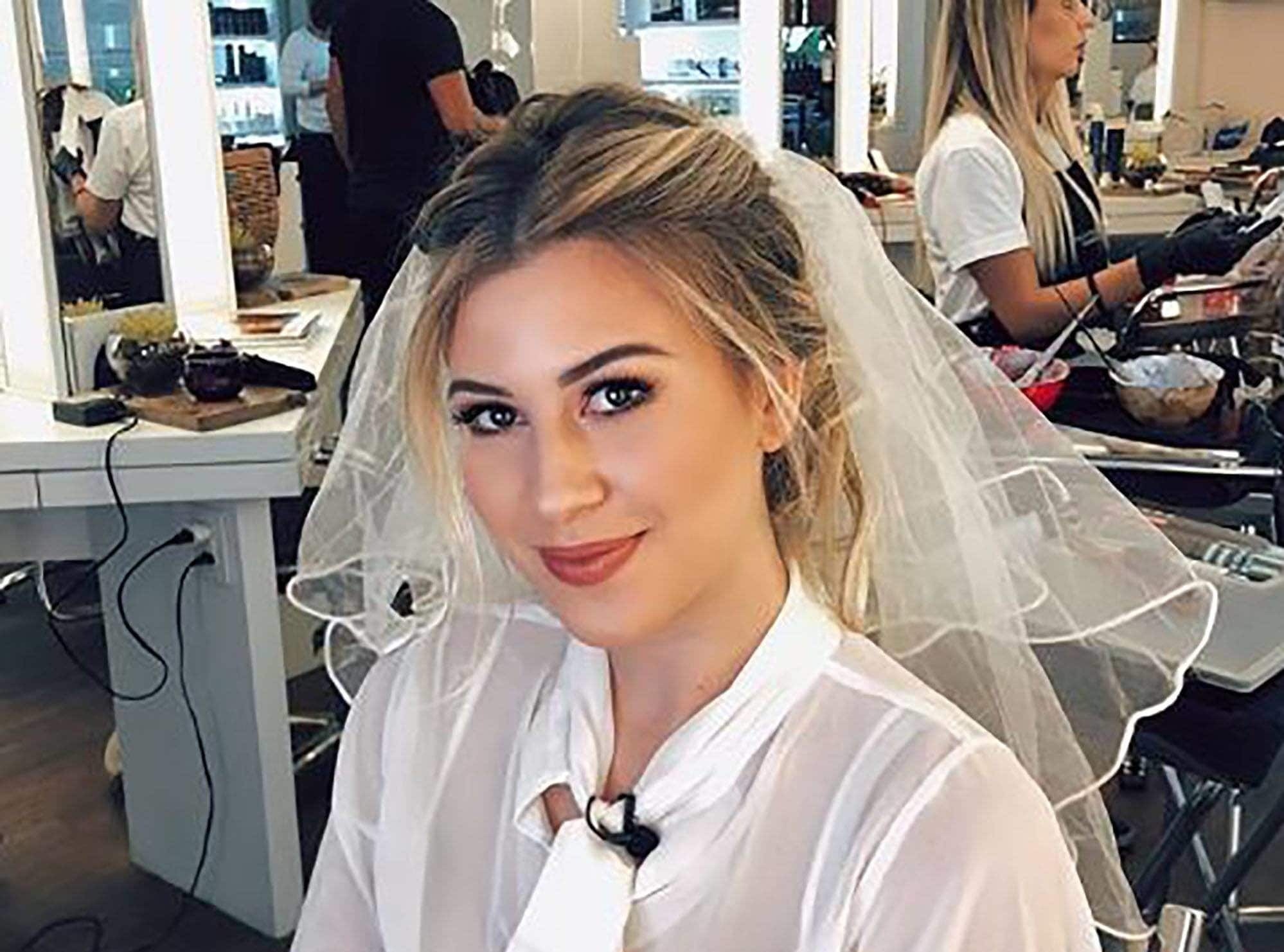 modelo com um dos penteados para noivas loiras