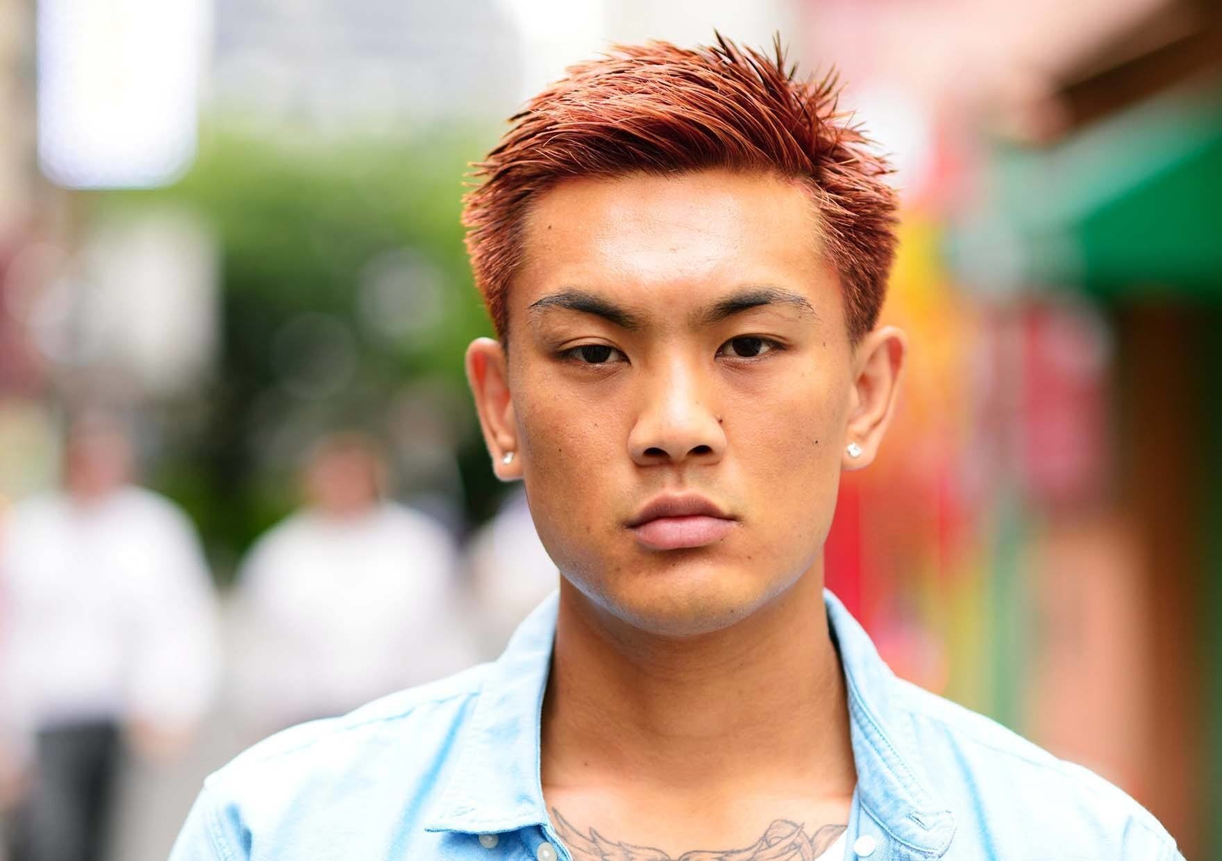 pintar cabelo masculino de vermelho: modelo com cabelo pintado de vermelho