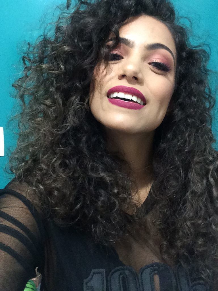 Cabelo preto cacheado