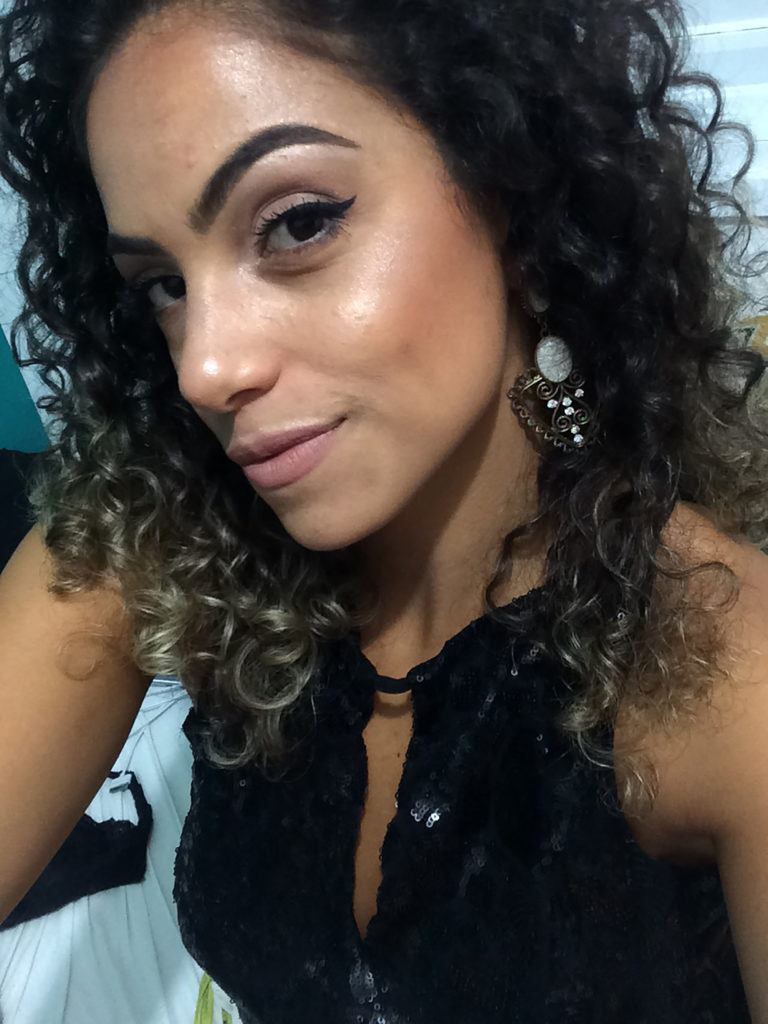 Cabelo preto cacheado