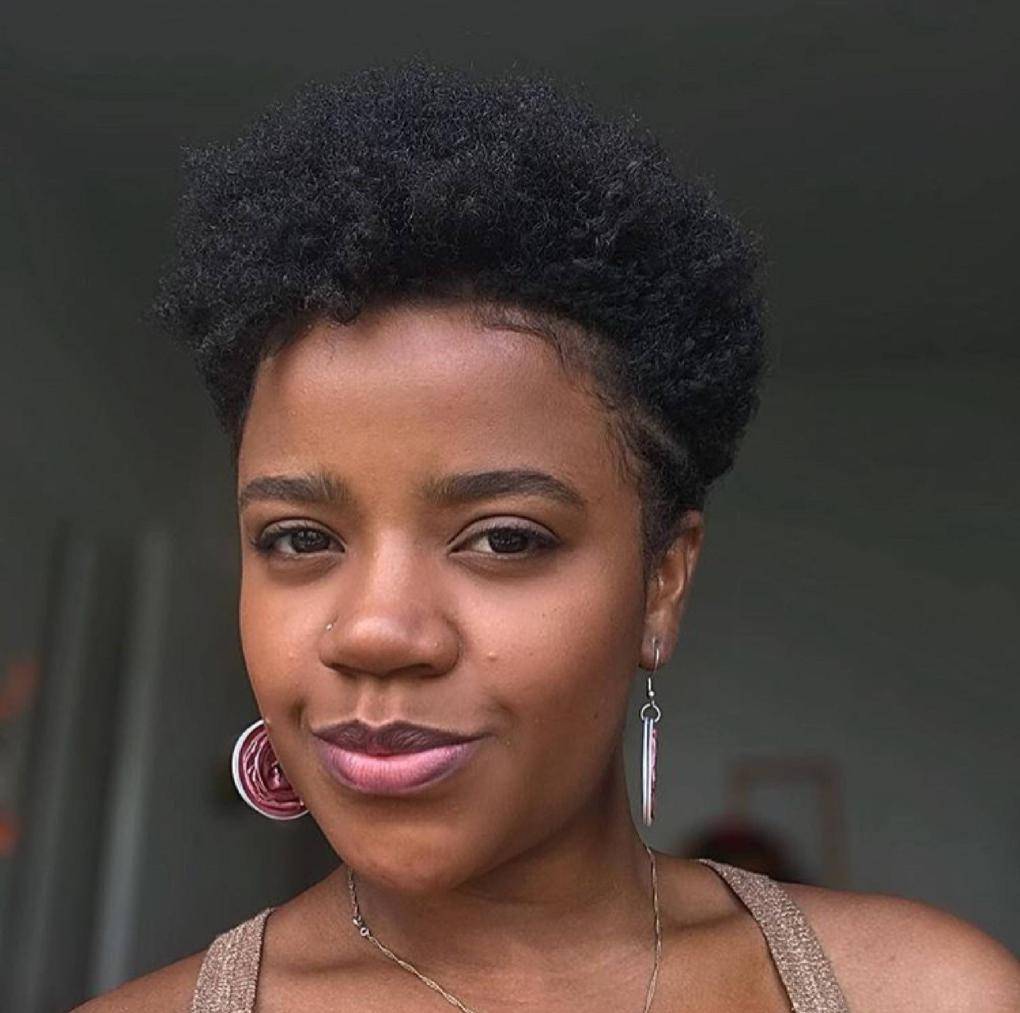 Cabelo crespo curto com lateral raspada
