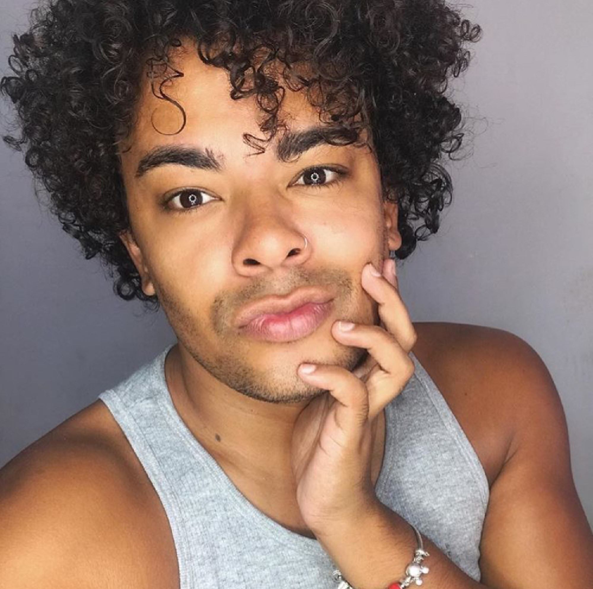 Cabelo cacheado curto masculino
