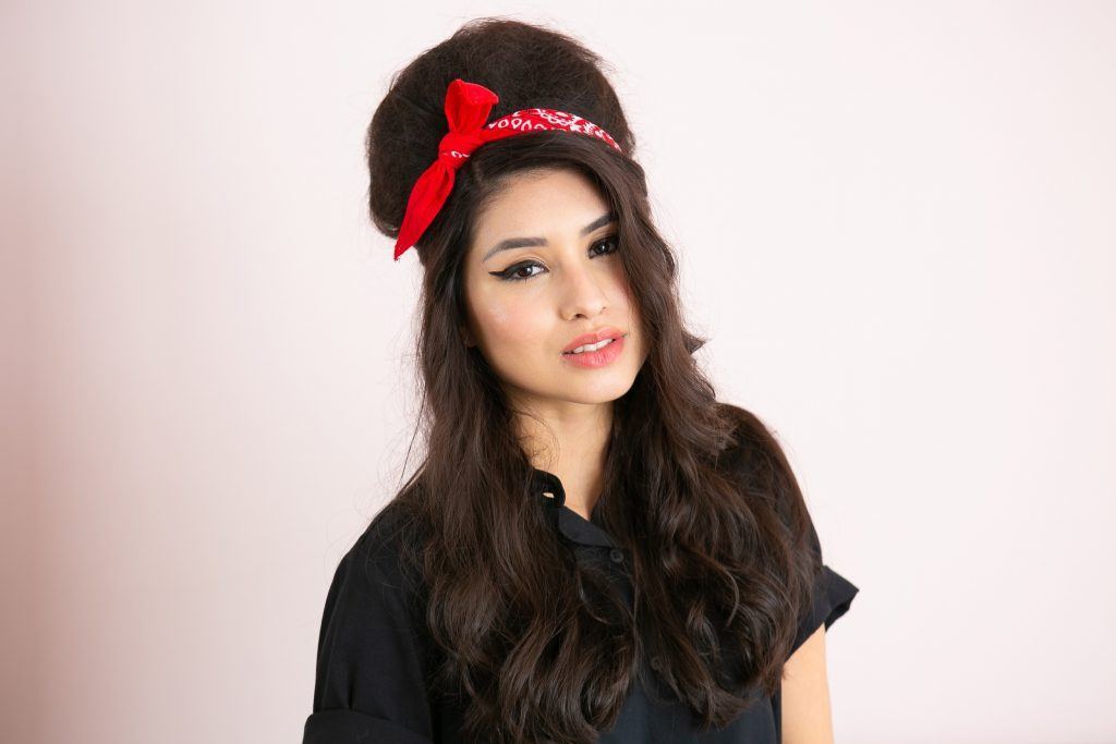 Modelo com penteado Amy Winehouse