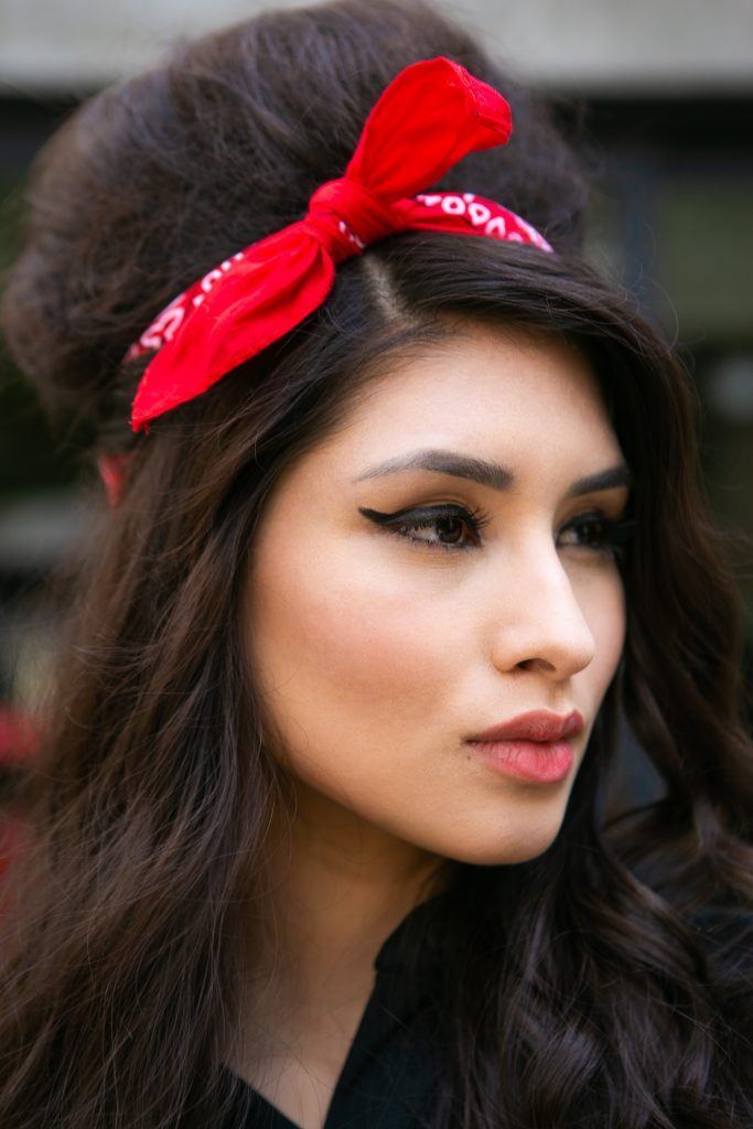 Modelo com penteado Amy Winehouse e lenço vermelho amarrado na cabeça