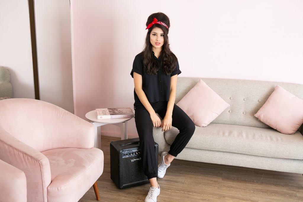 Modelo com penteado Amy Winehouse