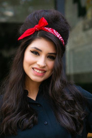 Modelo com penteado vintage da Amy Winehouse