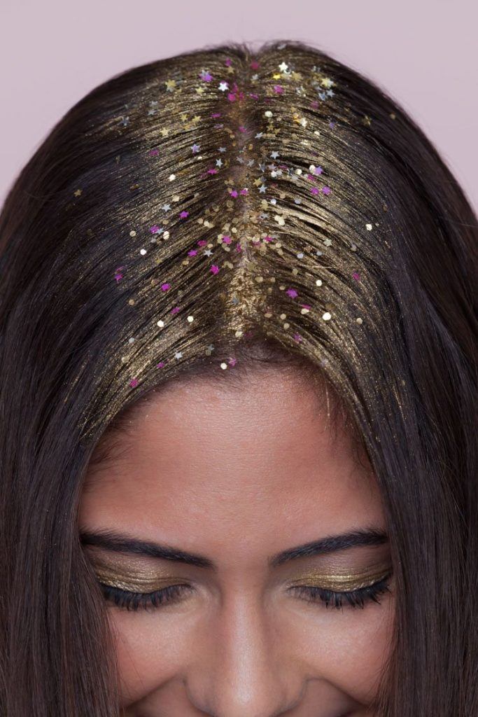 Mulher com glitter na raíz do cabelo
