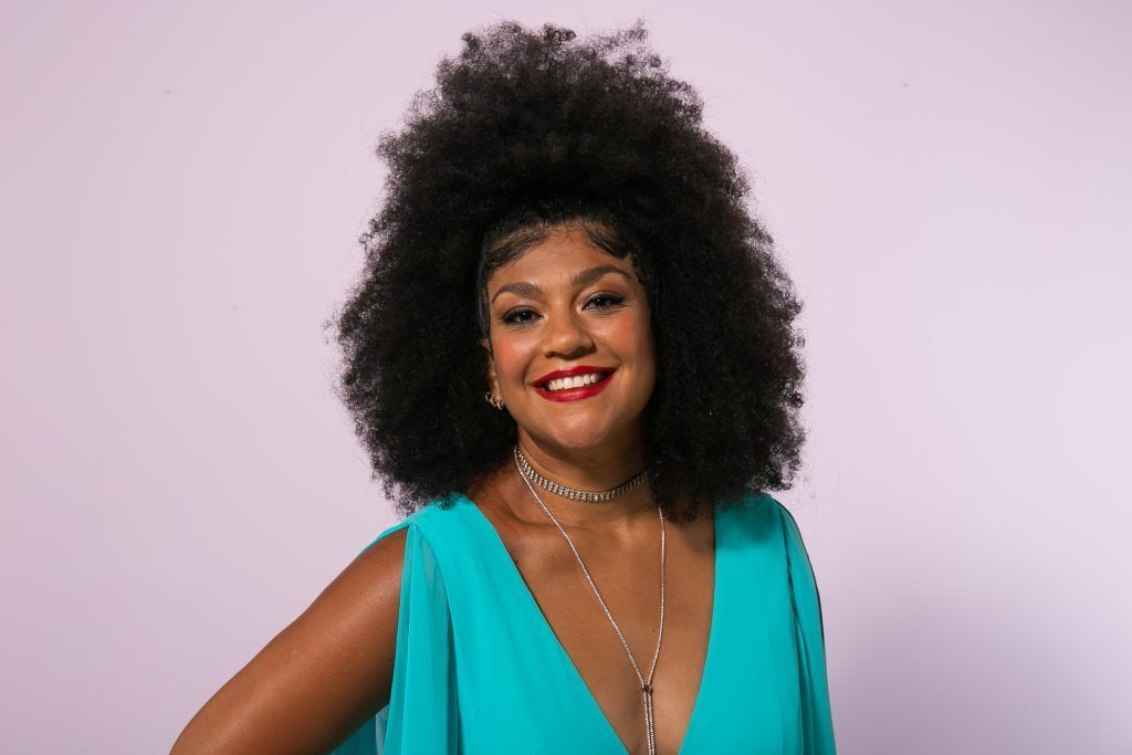 Mulher com cabelo crespo semipreso com baby hair de frente